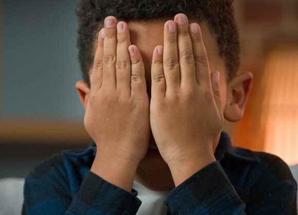 O que fazer quando meu filho com mais de 2 anos não quer ir dormir Consultoria do sono ana ribas sonho de sono foto crianca teimando para dormir