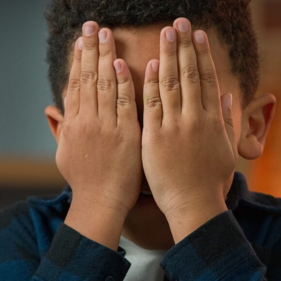 Consultoria do sono ana ribas sonho de sono foto crianca teimando para dormir