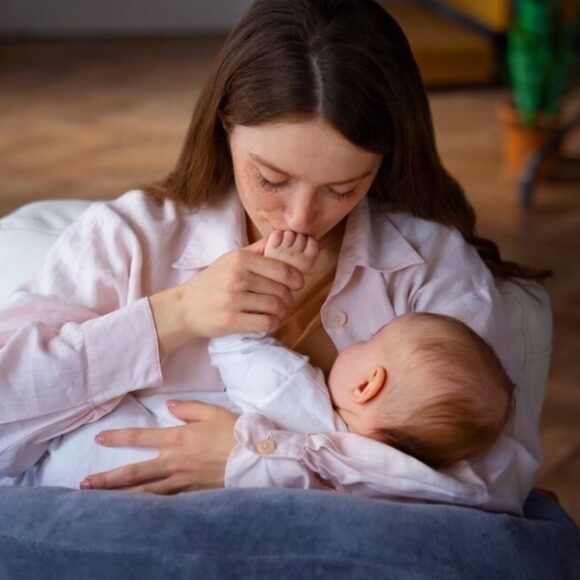 mulher amamentando