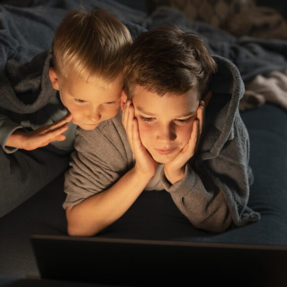 medium-shot-kids-with-laptop 2