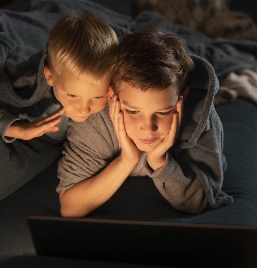 TELAS X Sono Infantil medium-shot-kids-with-laptop 2